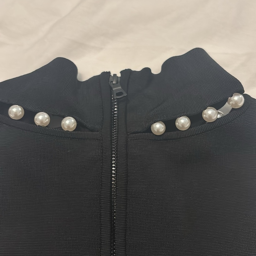 Alice + Olivia Annalee Faux Pearl Embellished Sleeveless Top
SZ XL bodycon fit - Picture 12 of 13